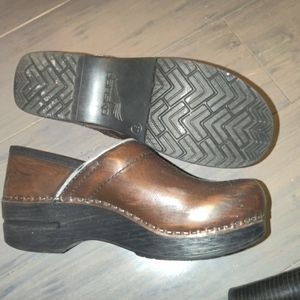 Dansko brown leather clogs EUC!
